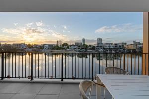 Balkón nebo terasa v ubytování The Riverview - Brand New Modern 2BR with King Bed, Parking & Pool