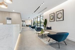 Posezení v ubytování The Riverview - Brand New Modern 2BR with King Bed, Parking & Pool + 36 fotografií