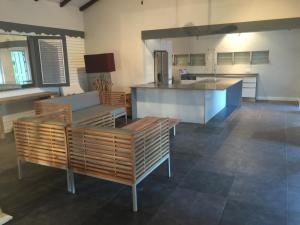 cocina grande con mesa y barra en Villa Luxe Mer & Piscine, en Sainte-Anne