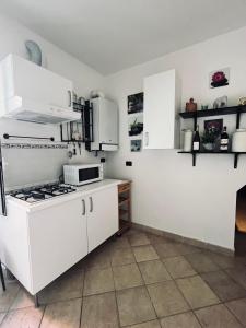 Virtuvė arba virtuvėlė apgyvendinimo įstaigoje La casetta sul fiume