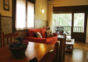 a living room with a couch and a table at Apartamentos Rurales La Fuente in Pesués