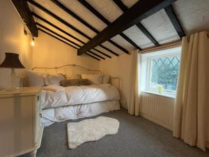 a bedroom with a bed and a window at Scenic 2 bedroom Cottage in Hill Top