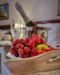 un bol de fruta en una mesa con una botella de vino en Pousada Bella Terra en Gramado