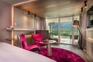 TV a/nebo společenská místnost v ubytování Preidlhof Luxury Dolce Vita Resort