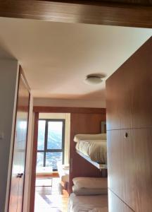 Posteľ alebo postele v izbe v ubytovaní APARTAMENTOS SIERRA NEVADA VISTA SNOW