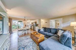 - un salon avec un canapé et une table dans l'établissement Chillin Villa: # Very beautiful house, à Tacoma