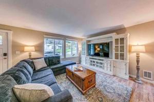 - un salon avec un canapé et une télévision dans l'établissement Chillin Villa: # Very beautiful house, à Tacoma