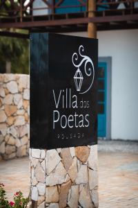a sign for a villa dos pueblos at Villa dos Poetas in Barra Grande