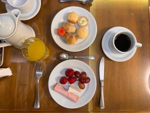 格拉馬杜的住宿－貝拉塔拉旅館，餐桌,带两盘食物和一杯咖啡的桌子