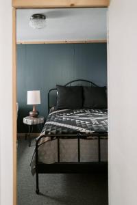 1 dormitorio con 1 cama con pared azul en 2402 - Oak Knoll #3 cabin en Big Bear Lake
