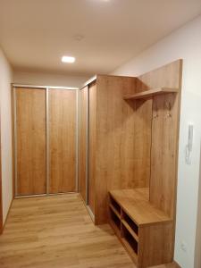 cabina doccia in camera con pareti in legno di Promenáda 16 a Trutnov