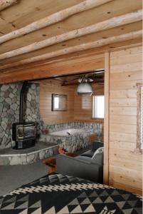 ein Wohnzimmer mit einem Steinkamin in einer Hütte in der Unterkunft 2401 - Oak Knoll Studio with Jacuzzi #2 cabin in Big Bear Lake