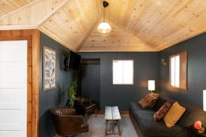 Et sittehjørne på 2400-Oak Knoll Lodge cabin