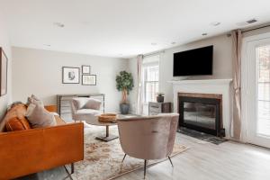 尚蒂伊Fairfax 3br w backyard nr shopping mall park WDC-780的带沙发和壁炉的客厅