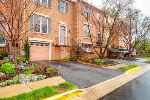 尚蒂伊Fairfax 3br w backyard nr shopping mall park WDC-780的砖砌公寓楼,前面有车道