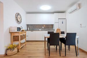 een keuken en eetkamer met een tafel en stoelen bij Complejo Colibri 13 in Cambrils
