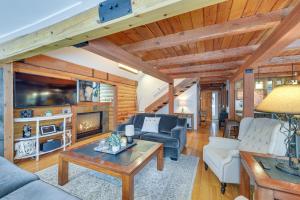 Μια τηλεόραση ή/και κέντρο ψυχαγωγίας στο Dreamy Alpine Cabin with Hot Tub, Fireplace and More!