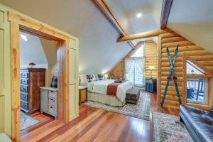 Ένα ή περισσότερα κρεβάτια σε δωμάτιο στο Dreamy Alpine Cabin with Hot Tub, Fireplace and More!