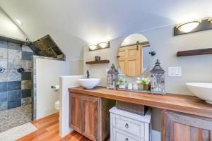 Η κουζίνα ή μικρή κουζίνα στο Dreamy Alpine Cabin with Hot Tub, Fireplace and More! +30 φωτογραφίες