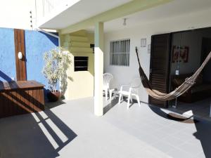un patio con una hamaca en una casa en Pousada Ingleses Beach, en Florianópolis