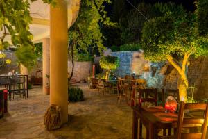 un patio con mesas y sillas en un restaurante en AQI Pegasos Resort, en Avsallar