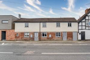 una imagen de una casa a un lado de la calle en Guest Homes - Bridge Street Dwelling, en Leominster