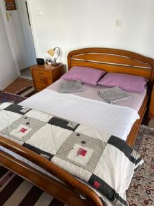 En eller flere senge i et værelse på Acropolis view 3 shared room2