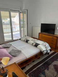 En eller flere senge i et værelse på Acropolis view 3 shared room2