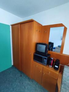 una camera con televisore e mobile con specchio di Duplex apartment Almberg a Philippsreut