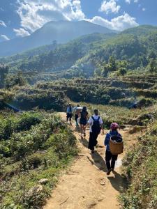 薩帕的住宿－Surelee Homestay，一群人沿着土路走