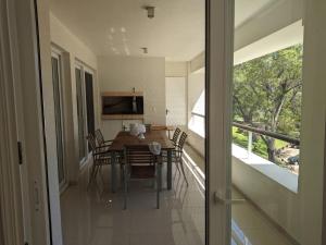 een keuken en eetkamer met een tafel en stoelen bij Solanas Green park resort and spa Vacation Club in Punta del Este