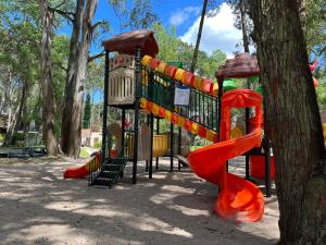 um parque infantil com escorrega num parque em Solanas Green park resort and spa Vacation Club em Punta del Este