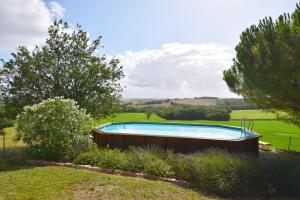 een zwembad midden in een tuin bij Ancienne ferme restaurée à Perville, Tarn-et-Garonne in Perville
