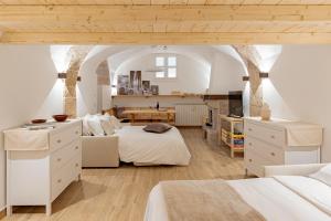 1 dormitorio grande con 2 camas y mesa en Casa Caniglia 34 - YourPlace Abruzzo, en Rivisondoli