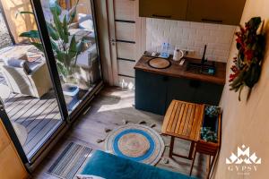 una piccola cucina con bancone e tavolo di Gipsy Village Park Hotel a Asuretʼi