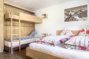 ミッタージルにあるOberhaidbachhofの二段ベッド1組が備わるドミトリールームのベッド2台分です。