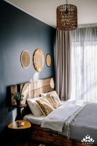 Un pat sau paturi într-o cameră la Gipsy Village Park Hotel
