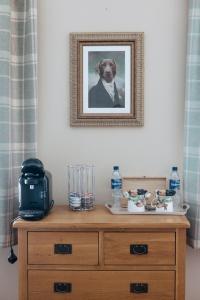 a picture of a dog on top of a dresser at Horton Inn in Horton