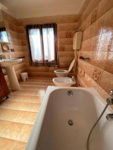 Ett badrum på Il Casale del Miele