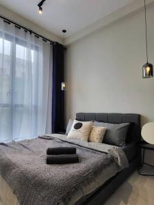 ein Schlafzimmer mit einem großen Bett mit Kissen darauf in der Unterkunft [RARE FIND Sky Infinity Pool] 4 pax, 2 Rooms in Johor Bahru