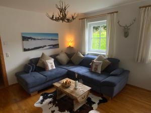 salon z niebieską kanapą i stołem w obiekcie Alpin Resort Kaprun Top 6 w Kaprunie