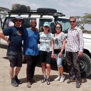 アディスアベバにあるKing Dawit Ethiopia Tours & Travelの車両前に立つ群衆