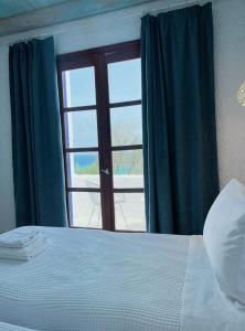 Postel nebo postele na pokoji v ubytování Poseidon Blue Gastronomy Hotel