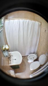een badkamer met een wastafel en een toilet bij La María Paloma in Capitán Sarmiento