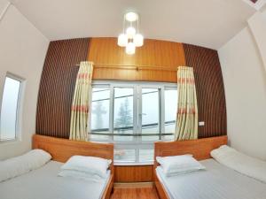 Tempat tidur dalam kamar di Minh Hưng Hostel