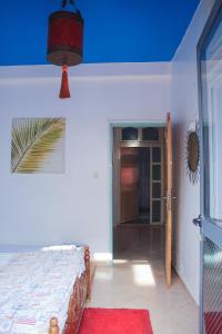 1 dormitorio con 1 cama y techo azul en Happy Home Dream Surf, en Imsouane
