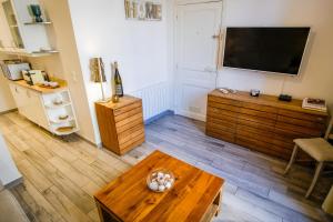 Telewizja i/lub zestaw kina domowego w obiekcie Appartement très cosy avec cour