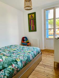1 dormitorio con 1 cama, 1 silla y 1 ventana en Mignon et cosy à côté de la mer, en Mers-les-Bains