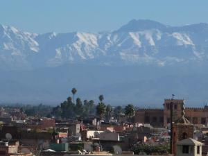 Vista generica sulle montagne o vista sulle montagne dall'interno del riad