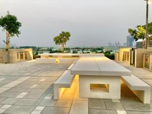 uma mesa e bancos em cima de um edifício em Luxurious 1-bedroom With Skyline View In Downtown Views Ii em Dubai